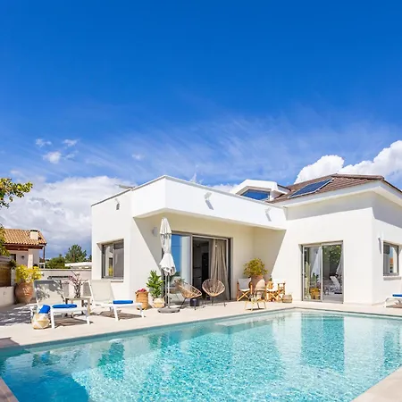 Pacy Villa